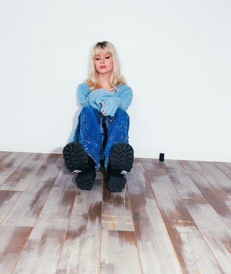 Maisie Peters estrella porno desnuda archivo