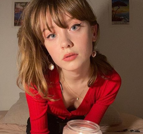 Maisie Peters mannequin archive