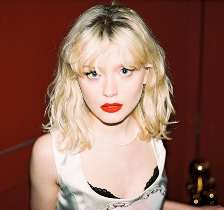 Maisie Peters étoile érotique image