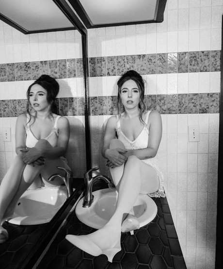 Esther Povitsky estrella agradable archivo