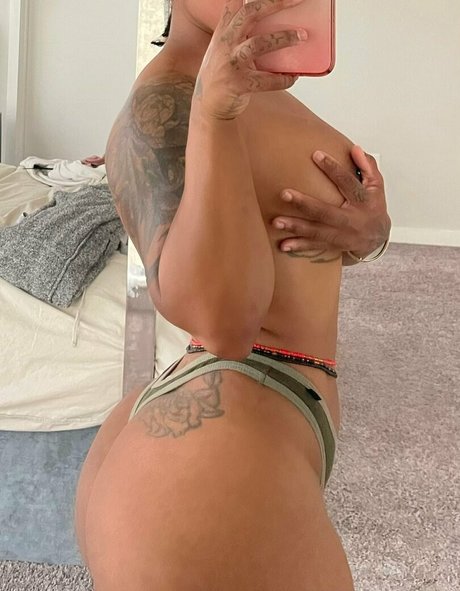 therealbombshell mint hot model pic