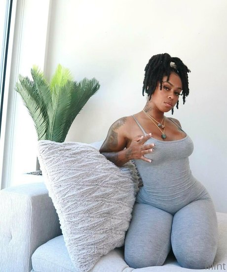 therealbombshell mint actriz desnuda galería