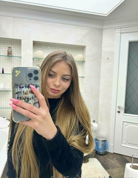 vladaberry modelo de arte galerías