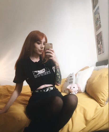 Hollie Rutter hot star image