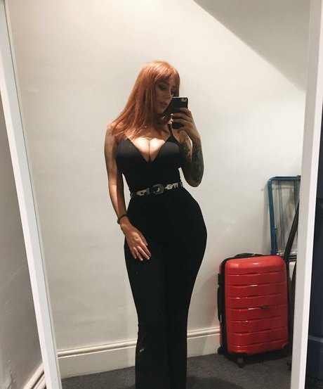 Hollie Rutter étoile nue galerie