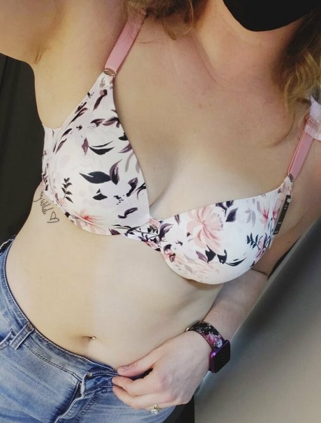 canadiannaughtyneighbour star érotique photo