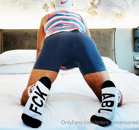 snkrs uncensored arte estrella porno fotos