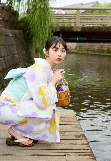 Kikuchi Hina estrella desnuda galería