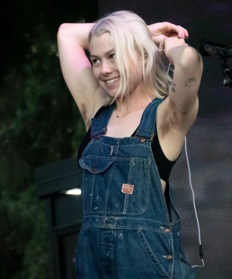 Phoebe Bridgers modelo desnudo foto