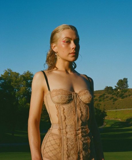 Phoebe Bridgers modelo adulto imágenes