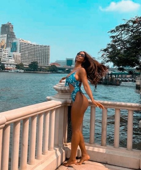 Ainett Stephens star du porno en haute qualité image