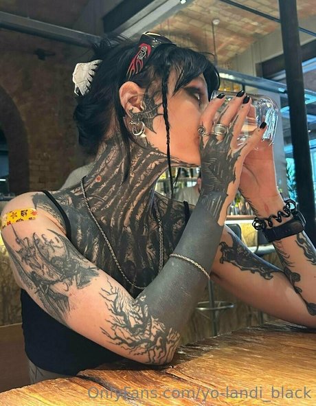 yo landi black modelo pornografico fotos