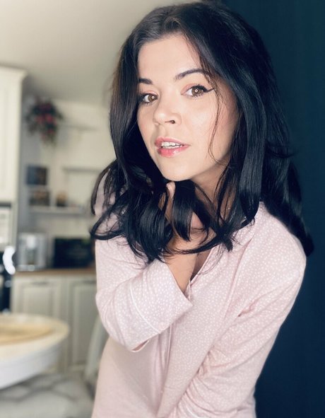 gabriellered nude model pictures