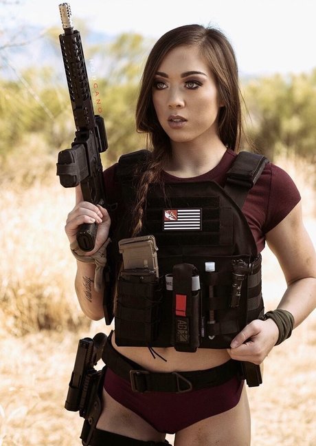 Girls With Guns modèles nus images