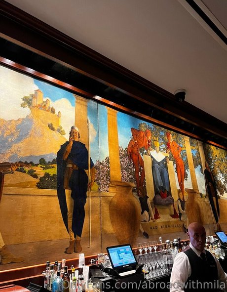 Abroadwithmila joli modèle photo