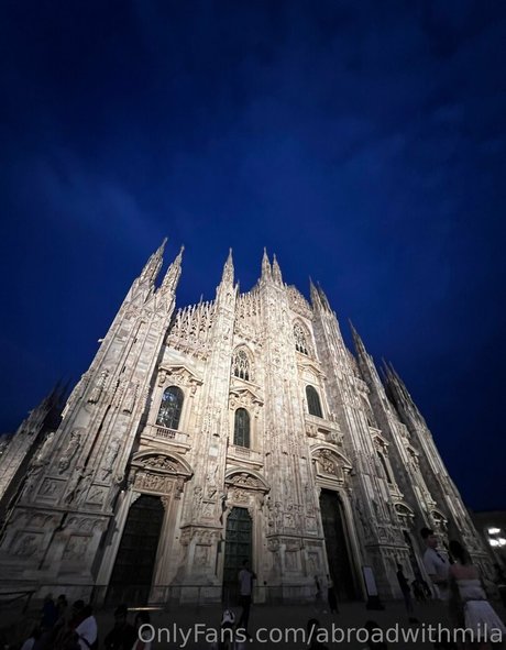 Abroadwithmila actrice sexy photo