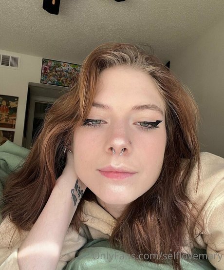 selflovesage actrice nue galeries