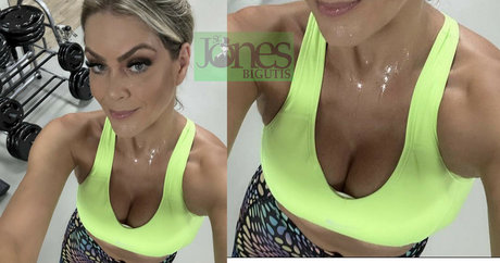 Renata Fan étoile nue galeries