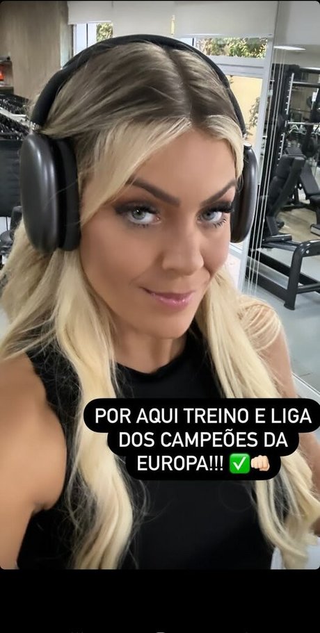 Renata Fan étoile nue galerie