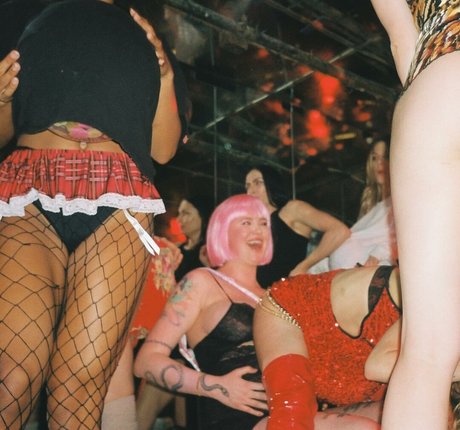 Ireland Baldwin étoile nue images