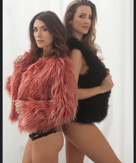 Jewel Staite modèle nu archive