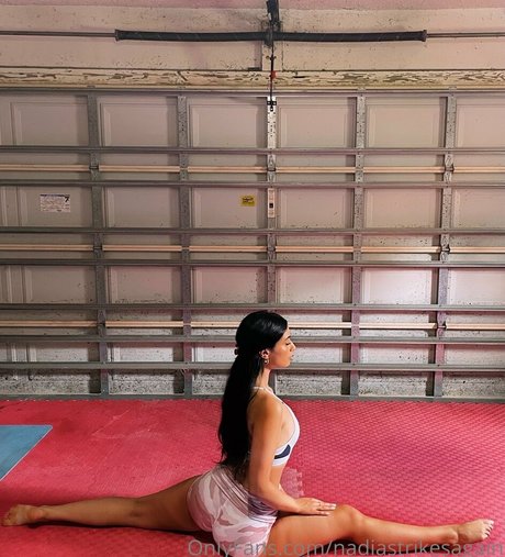 nadiastrikesagain actrice sexy image