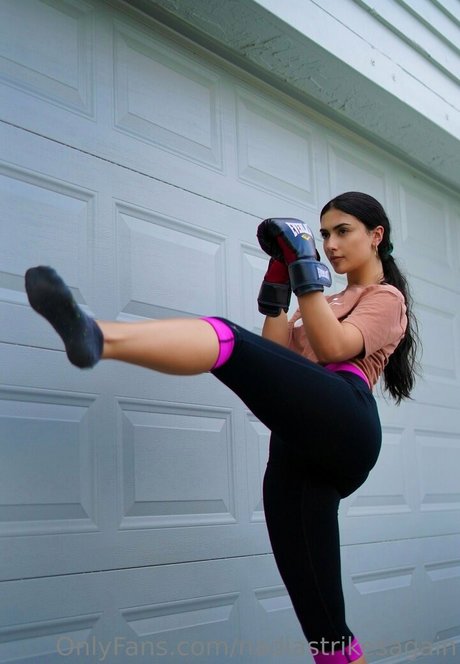 nadiastrikesagain étoile chaude galerie