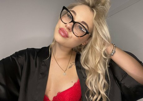 heheh0 model xxx photo