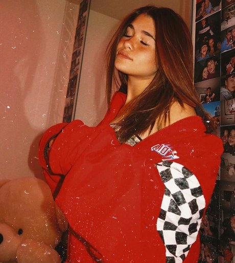 Nessa Barrett modelo sexual imágenes