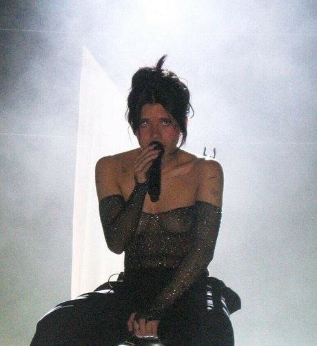 Nessa Barrett modelo exclusivo fotos