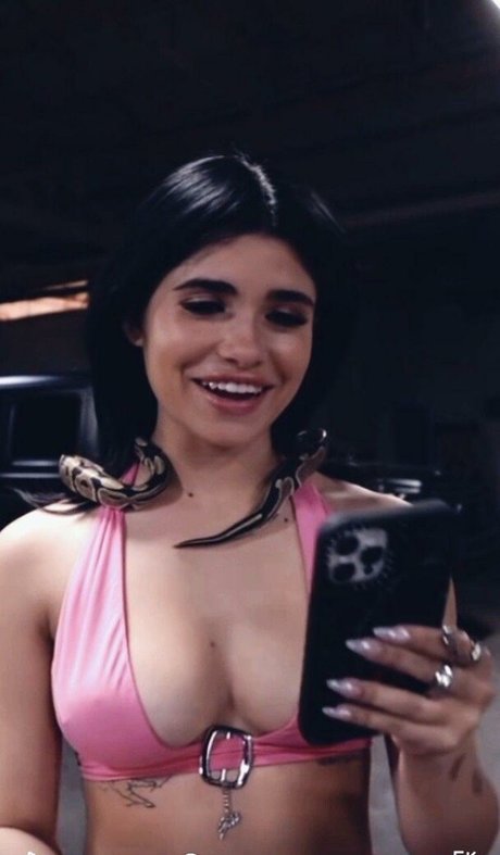 Nessa Barrett modèle xxx photo