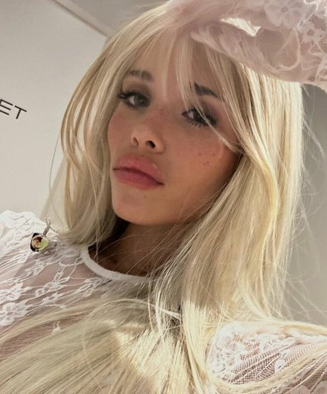 Nessa Barrett estrella porno exclusiva foto