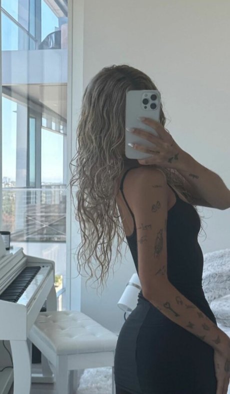 Nessa Barrett star du porno parfaite image