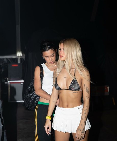 Nessa Barrett modèle de sexe galeries