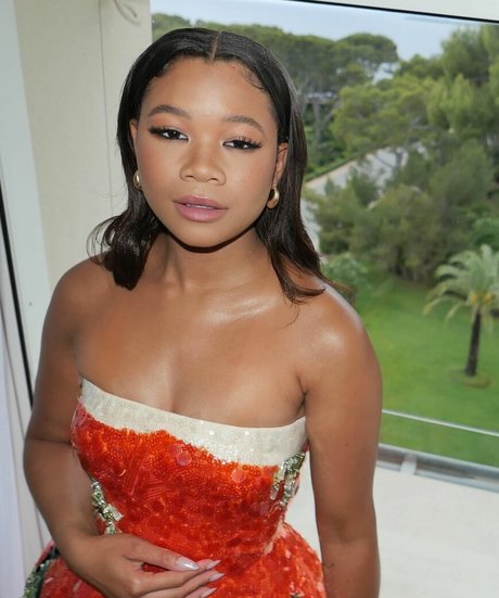 Storm Reid libre de estrellas archivo