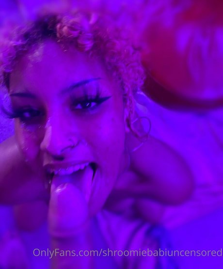 shroomiebabiuncensored model sexy pic