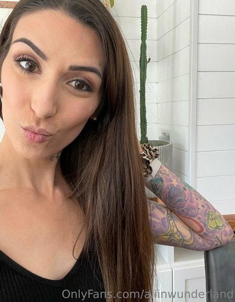 aliinwunderland estrella porno desnuda foto