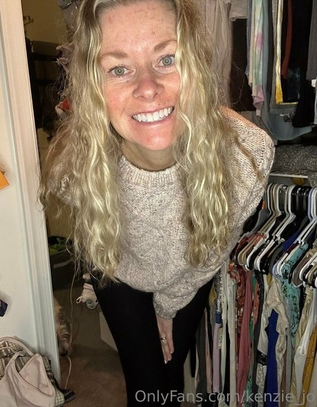 Mackenzie J desnudos de estrellas porno galería