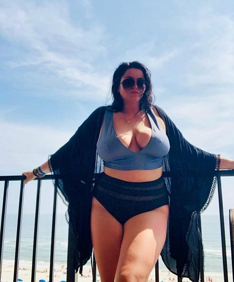 Mackenzie J modèle adulte archive