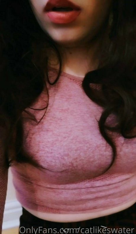 Cat Likes Water modèle sexy photos