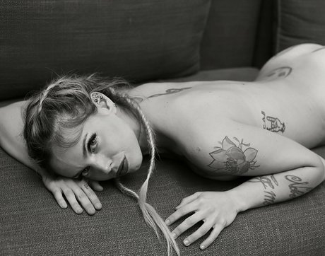 spicyrollersg modelo pornografico archivo