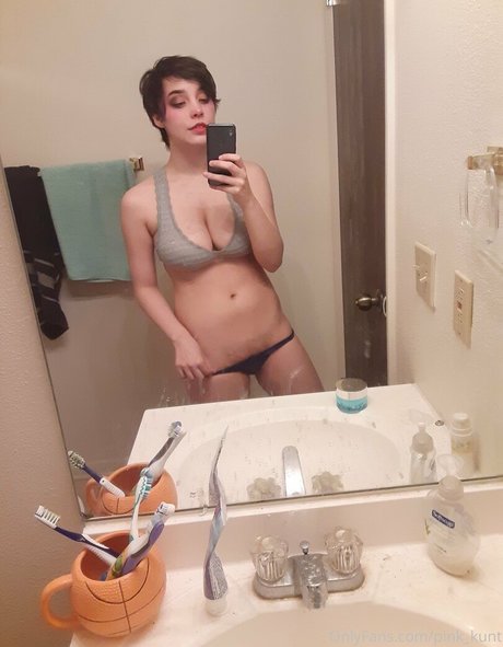 pink kunt mannequin galeries