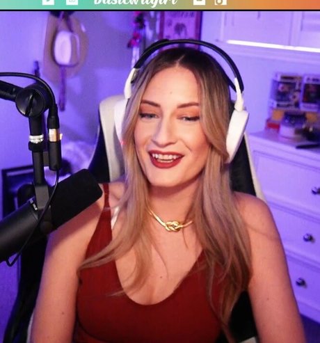 BasicWitGirl actriz desnuda foto