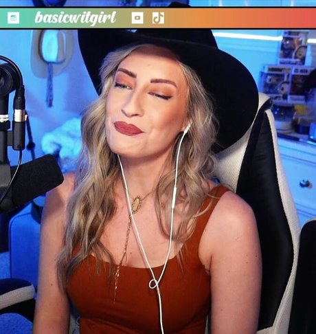 BasicWitGirl actriz libre galerías