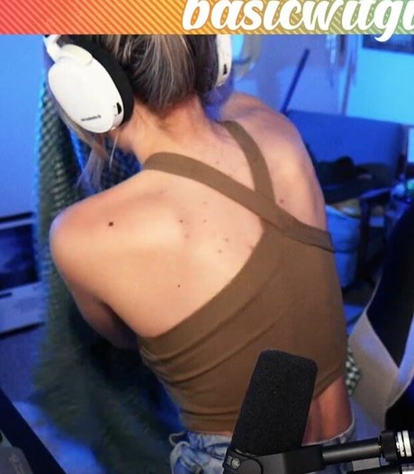 BasicWitGirl actrice érotique photo