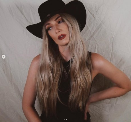 BasicWitGirl modelo atractivo foto