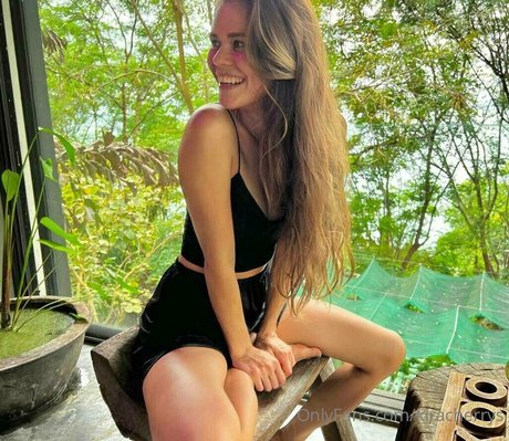 kiracherrys modèle nu des photos