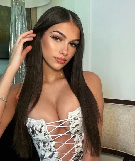 Julia Merekoulias modelo libre recopilación