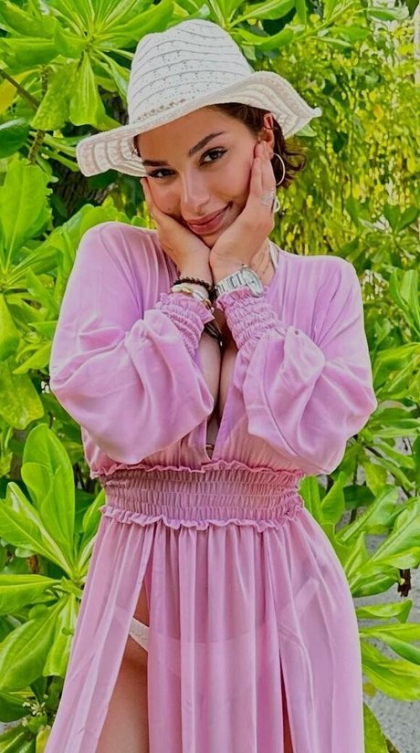 Emmy Tifrit star du porno exclusive galeries