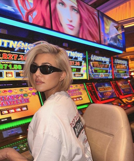 Kourtney Kardashian actrice hd galeries